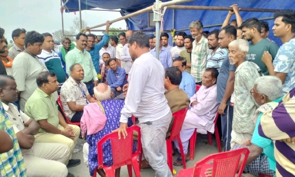 ରାସ୍ତାର ଦୂରାବସ୍ଥା ନେଇ ହୀରାକୁଦ ବିସ୍ଥାପିତ ଗ୍ରାମବାସୀଙ୍କ ଦ୍ବାରା ରାସ୍ତାରୋକ