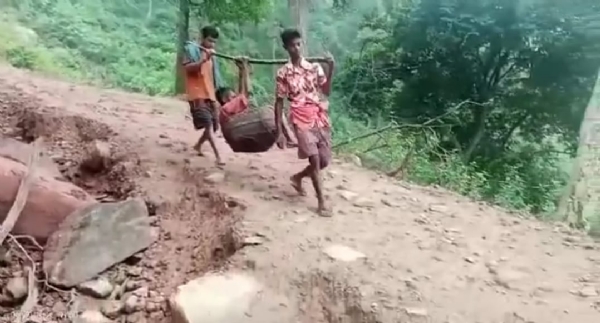 ରୋଗୀ ଓ ଗର୍ଭବତୀ ତଥା ପ୍ରସୂତୀଙ୍କୁ କାଉଡି କରି କିମ୍ବା ଖଟିଆରେ ମେଡିକାଲ ନେବାକୁ ପଡୁଛି