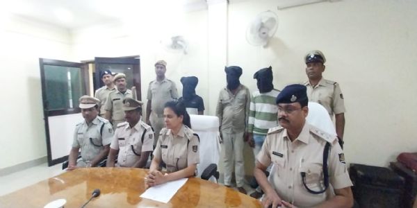 ବଧାପୋଖରୀ ହତ୍ୟାକାଣ୍ଡ ଘଟଣା ୩ ଗିରଫ କରିବା ସହ ୩ଟି ବାଇକ, ଦୁଇଟି ଠେଙ୍ଗା, ଗୋଟିଏ ମୋବାଇଲ, ସମେତ ଗୋଟିଏ ଅଟୋ ଓ ଗୋଟିଏ ଟାଟା ମ୍ୟାଜିକ ଗାଡ଼ି ଜବତ