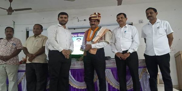 ପ୍ରଧାନ ଶିକ୍ଷକ ବୈଶାଖୁ ପଧାନଙ୍କୁ ଅବସରକାଳୀନ ସମ୍ବର୍ଦ୍ଧନା