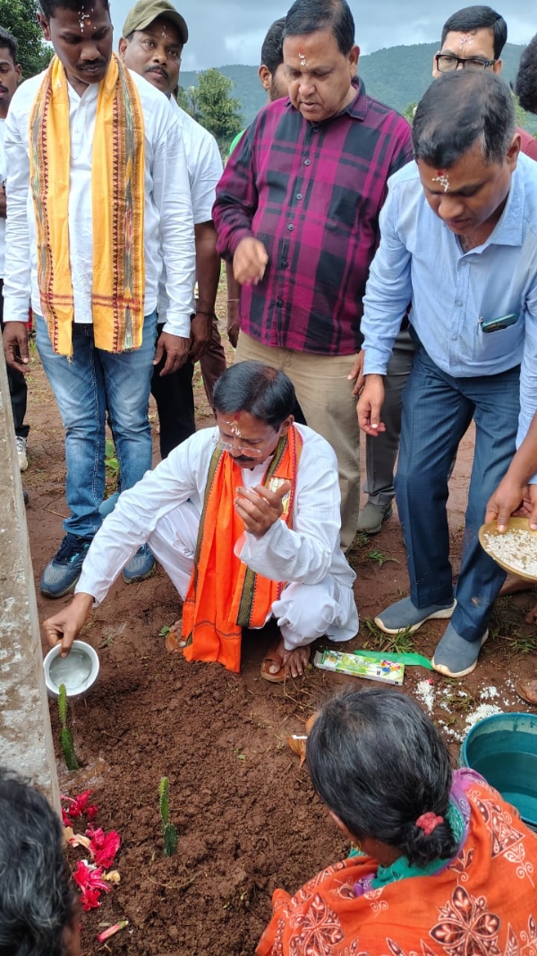 ଚିତ୍ରକୋଣ୍ଡାରେ ବ୍ଲକରେ ସାଂସଦ ଙ୍କ ଦ୍ୱାରା ବିଭିନ୍ନ ଉନ୍ନୟମୂଳକ ପ୍ରକଳ୍ପ ଉଦଘାଟନ