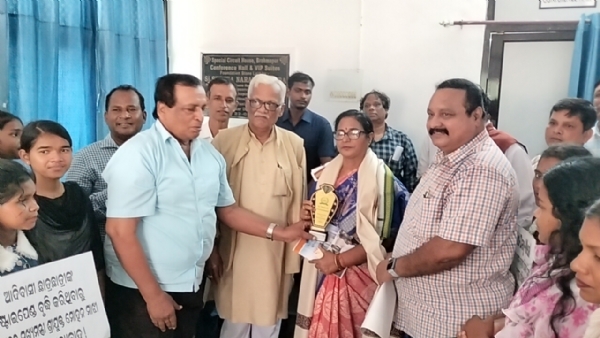 ଓଡ଼ିଶା ବାଚସ୍ପତି ସୁରମା ପାଢ଼ୀ ଙ୍କୁ ସମସ୍ୟା ଜଣାଇଲେ