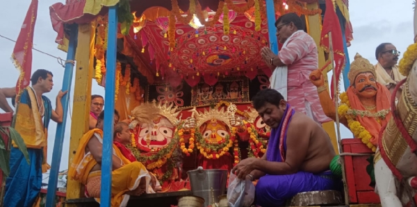 ଶ୍ରୀମନ୍ଦିର ସମ୍ମୁଖ ରେ ରଥାରୁଢ଼ ଚତୁର୍ଦ୍ଦା ମୂର୍ତ୍ତି ଙ୍କ ସୁନାବେଶ ଦର୍ଶନ କଲେ ଶ୍ରଦ୍ଧାଳୁ ଭକ୍ତ
