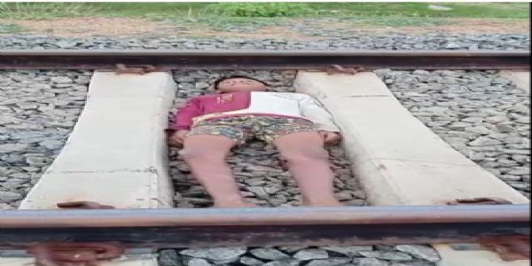 ବୌଦ୍ଧ ଠାରେ ରେଳ ଧାରଣାରେ ଷ୍ଟଣ୍ଟ ଦେଖାଇଲେ ନାବାଳକ