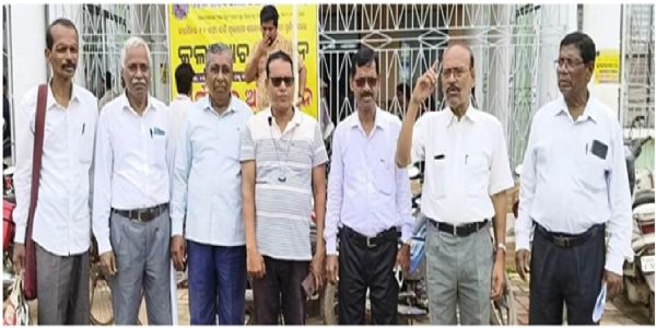 ଦଳିତମାନଙ୍କ ଉପରେ ହେଉଥିବା ଆକ୍ରମଣ ବିରୁଦ୍ଧରେ ରାଜ୍ୟପାଳଙ୍କ ଉଦ୍ଦେଶ୍ୟରେ ଦାବିପତ୍ର