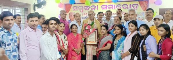 ଡ଼କ୍ଟର ପାଢ଼ୀଙ୍କୁ ଛାତ୍ର ସଂସଦ ପକ୍ଷରୁ ସମ୍ବର୍ଦ୍ଧନା