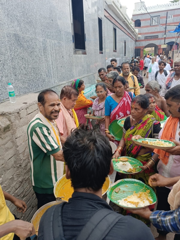 ପୁରୀଧାମରେ ଶ୍ରୀନୃସିଂହ ମନ୍ଦିର, ବଲାଙ୍ଗିର ର ଅନ୍ନପ୍ରସାଦ ବଣ୍ଟନ