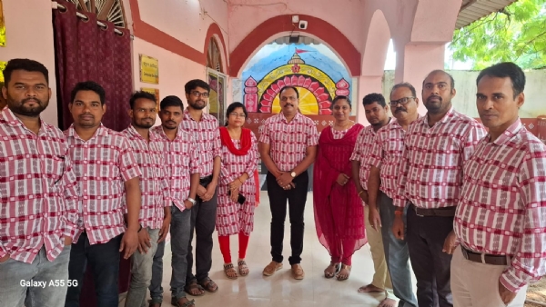ଜିଲ୍ଲା କାର୍ଯ୍ୟାଳୟ,ସୁବର୍ଣ୍ଣପୁର ଠାରେ ସମ୍ବଲପୁରୀ ଦିନ   ଅବସରରେ ସମ୍ବଲପୁରୀ ପୋଷାକ ପରିଧାନ ସହିତ  କର୍ମଚାରୀମାନଙ୍କ ଫଟୋ ଉଠାଣ କାର୍ଯ୍ୟକ୍ରମ ଅନୁଷ୍ଠିତ।