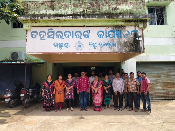 ଜିଲ୍ଲା କାର୍ଯ୍ୟାଳୟ,ସୁବର୍ଣ୍ଣପୁର ଠାରେ ସମ୍ବଲପୁରୀ ଦିନ   ଅବସରରେ ସମ୍ବଲପୁରୀ ପୋଷାକ ପରିଧାନ ସହିତ  କର୍ମଚାରୀମାନଙ୍କ ଫଟୋ ଉଠାଣ କାର୍ଯ୍ୟକ୍ରମ ଅନୁଷ୍ଠିତ।