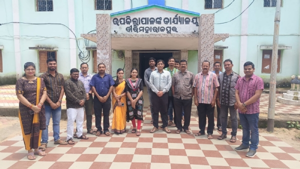 ଜିଲ୍ଲା କାର୍ଯ୍ୟାଳୟ,ସୁବର୍ଣ୍ଣପୁର ଠାରେ ସମ୍ବଲପୁରୀ ଦିନ   ଅବସରରେ ସମ୍ବଲପୁରୀ ପୋଷାକ ପରିଧାନ ସହିତ  କର୍ମଚାରୀମାନଙ୍କ ଫଟୋ ଉଠାଣ କାର୍ଯ୍ୟକ୍ରମ ଅନୁଷ୍ଠିତ।