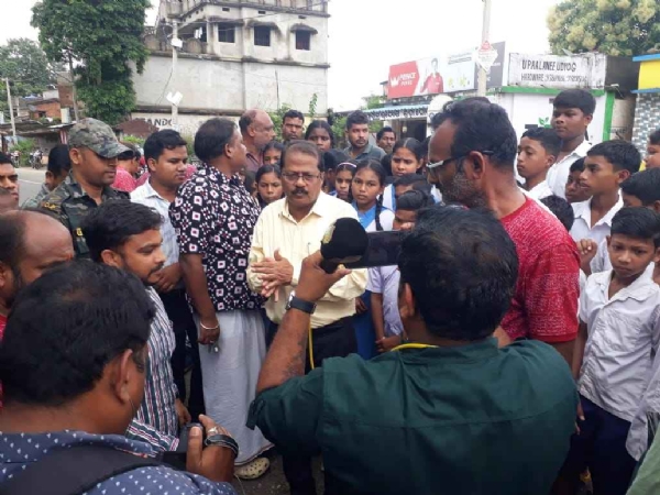 ସ୍କୁଲ ପରିସରରେ ବର୍ଷା ଓ କେନାଲ ପାଣି*- *ଅଭିଭାବକ ଓ ଛାତ୍ର ଛାତ୍ରୀ ଙ୍କ ରାସ୍ତା ରୋକ* : *ସ୍ପଟ୍ କୁ ପହଞ୍ଚି ସମସ୍ୟା ସମାଧାନ କଲେ ଓ ଭିତ୍ତି ଭୂମି ସ୍ଥିତି ଦେଖି ବିସ୍ମିତ ହେଲେ ଜିଲ୍ଲାପାଳ*