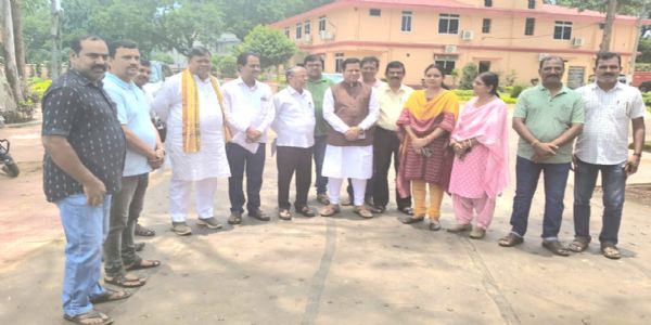 ପଦବୀ ପୁନର୍ଗଠନ ଓ ଲେଭେଲ-୯ (ଗ୍ରେଡ ପେ- ୪୨୦୦ ) ନେଇ ବିଧାୟକ ମାନଙ୍କୁ ଦାବି ପତ୍ର ପ୍ରଦାନ କଲା ଓଡିଶା ରାଜସ୍ବ ଅମଲା ସଂଘ