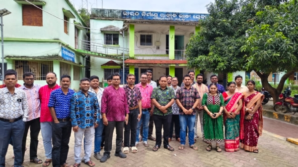 ଜିଲ୍ଲା କାର୍ଯ୍ୟାଳୟ,ସୁବର୍ଣ୍ଣପୁର ଠାରେ ସମ୍ବଲପୁରୀ ଦିନ   ଅବସରରେ ସମ୍ବଲପୁରୀ ପୋଷାକ ପରିଧାନ ସହିତ  କର୍ମଚାରୀମାନଙ୍କ ଫଟୋ ଉଠାଣ କାର୍ଯ୍ୟକ୍ରମ ଅନୁଷ୍ଠିତ।