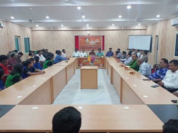 ସୁବର୍ଣ୍ଣପୁର ଜିଲ୍ଲାର ସୋନପୁର ପଞ୍ଚାୟତ ସମିତି କାର୍ଯ୍ୟାଳୟ ସ୍ଥିତ ସମ୍ମିଳନୀ କକ୍ଷରେ ସ୍ଵଭାବ କବି ଗଙ୍ଗାଧର ମେହେର ଜୟନ୍ତୀ ଉତ୍ସବ -୨୦୨୫ ମହନଦୀ ସହିତ୍ୟ ସାଂସଦ ଓ ଜିଲ୍ଲା ସଂସ୍କୃତି ପରିଷଦ, ସୁବର୍ଣ୍ଣପୁରଙ୍କ ଆନୁକୁଲ୍ୟରେ ସୋନପୁର ପଞ୍ଚାୟତ ସମିତି ସମ୍ମିଳନୀ କକ୍ଷରେ ମହା ସମାରୋହରେ ଅନୁଷ୍ଠିତ।