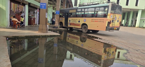 ଜୟପୁର ସରକାରୀ ବସଷ୍ଟାଣ୍ତରେ ଯାତ୍ରୀ ଅସନ୍ତୋଷ ଅସରାୟ ବର୍ଷାରେ କୃତ୍ତିମ ହ୍ରଦ ପାଲଟୁଛି ସରକାରୀ ବସଷ୍ଟାଣ୍ତ