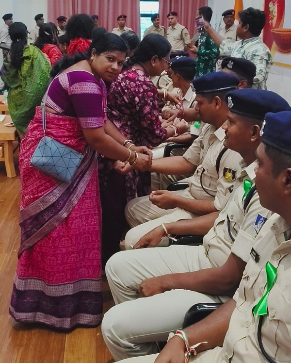 ସିଆରପିଏଫ ଜବାନଙ୍କୁ ରାକ୍ଷୀ ବାନ୍ଧିଲେ ପଶ୍ଚିମାଞ୍ଚଳ ଏକତା ମଞ୍ଚର ନାରୀଶକ୍ତି