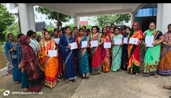 ଋଣ ଦେବା ନାମରେ ଠକେଇ ଅଭିଯୋଗ କରି ପ୍ରଶାସନର ଦ୍ଵାରସ୍ଥ ହେଲେ ସ୍ବୟଂ ୨୦ ଊର୍ଦ୍ଧ୍ଵ ସହାୟକ