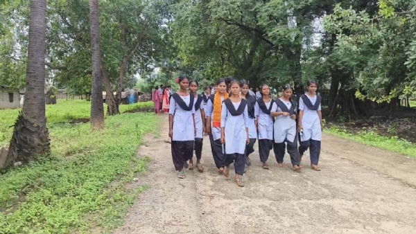 ଶିକ୍ଷା ଅନୁଷ୍ଠାନ ଯିବାକୁ ନାହି ଯାତାୟତ ସୁବିଧା, ୪ କିମି ବାଟ ଚାଲି ଚାଲି ଯାଉଛନ୍ତି ଛାତ୍ର ଛାତ୍ରୀ