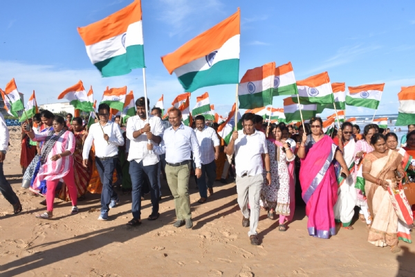 ପୁରୀ ବ୍ଲୁ ଫ୍ଲାଗ ବିଚ ରେ ହରଘର ତ୍ରିରଙ୍ଗା କାର୍ଯ୍ୟକ୍ରମ