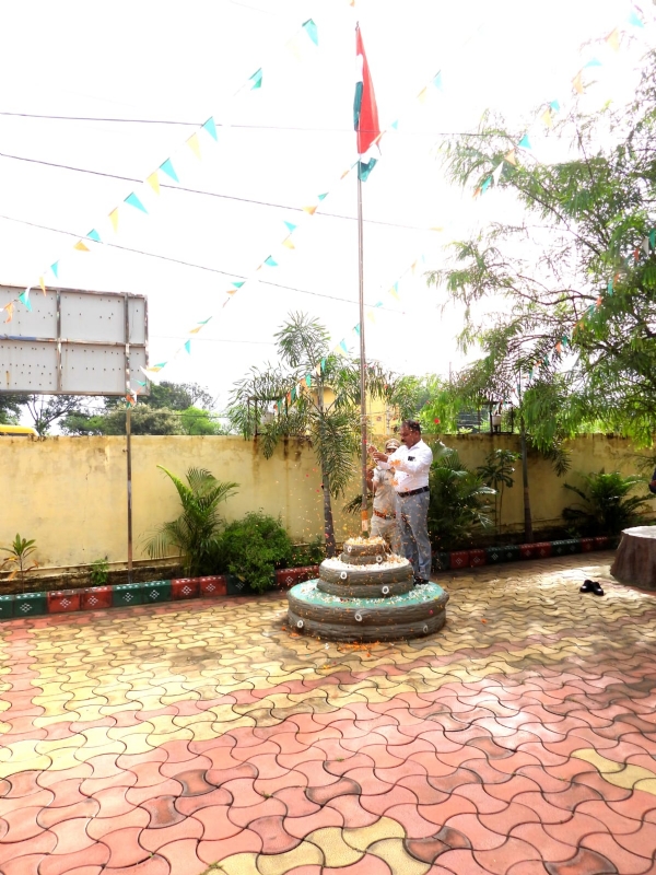 ବଲାଙ୍ଗୀର ବନଖଣ୍ଡ କାର୍ଯ୍ୟାଳୟ ପରିସରରେ ସ୍ଵାଧୀନତା ଦିବସ ପାଳିତ