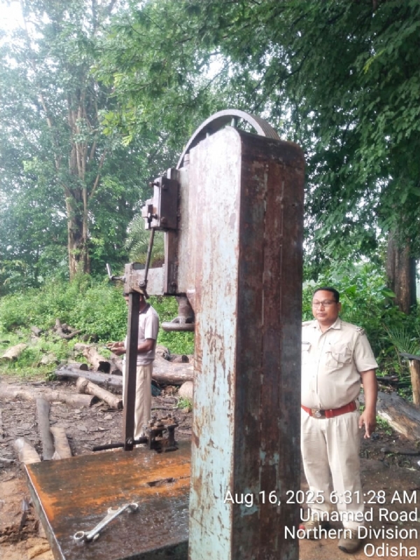 ଜଙ୍ଗଲ ଭିତରେ ଚୋରା କାଠ ଫ୍ୟାକ୍ଟ୍ରି ଠାବ : ଶାଗୁଆନ ଗଣ୍ଡି ସହ ଯନ୍ତ୍ରପାତି ଜବତ