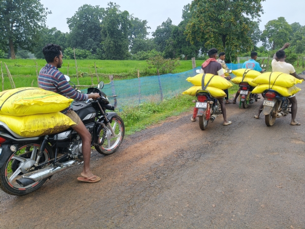 ର ଘୋର ଅଭାବ, ଚାଷୀଙ୍କୁ ଲୁଟୁଛନ୍ତି ସାର ବେପାରୀ