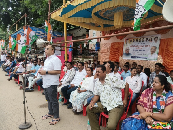 କୃଷି ବିଶ୍ୱ ବିଦ୍ୟାଳୟ ଦାବୀ ରେ ଗର୍ଜିଲା ବଲାଙ୍ଗିର କଂଗ୍ରେସ ୧୦ ବର୍ଷ ପୂର୍ବର ଘୋଷଣା କାର୍ଯ୍ୟକାରି କଲାନାହିଁ ବିଜେଡି ସରକାର ବିପକ୍ଷରେ ଥିଲା ବେଳେ ଦାବି, ଶାସନ କୁ ଆସିଲେ ପଛଘୁଞ୍ଜା ଦେଲା ବିଜେପି - ସମରେନ୍ଦ୍ର