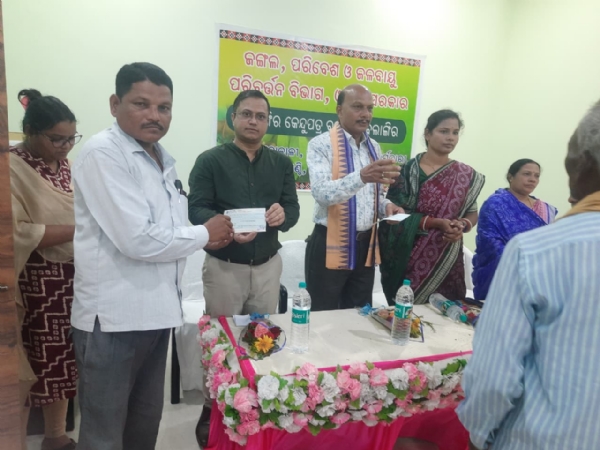 କେନ୍ଦୁପତ୍ର ସମୟିକ କର୍ମଚାରୀ ଓ ତୋଳାଳୀମାନଙ୍କ ଦାୟାଦଙ୍କୁ ଅନୁକମ୍ପା ରାଶି ପ୍ରଦାନ