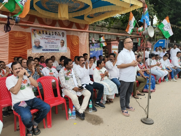 କୃଷି ବିଶ୍ୱ ବିଦ୍ୟାଳୟ ଦାବୀ ରେ ଗର୍ଜିଲା ବଲାଙ୍ଗିର କଂଗ୍ରେସ ୧୦ ବର୍ଷ ପୂର୍ବର ଘୋଷଣା କାର୍ଯ୍ୟକାରି କଲାନାହିଁ ବିଜେଡି ସରକାର ବିପକ୍ଷରେ ଥିଲା ବେଳେ ଦାବି, ଶାସନ କୁ ଆସିଲେ ପଛଘୁଞ୍ଜା ଦେଲା ବିଜେପି - ସମରେନ୍ଦ୍ର