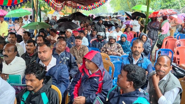 ଚାଷିଙ୍କୁ ସାର ଯୋଗାଇବା ଦାବି  ଜିଲା ମୁଖ୍ୟକୃଷି ଅଧିକାରି ଙ୍କ କାଯ୍ୟାଳୟ ଘେରାଉ  ସହ ଦାବି ପତ୍ର ପ୍ରଦାନ