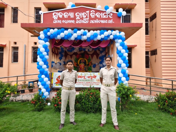 ସହର ର ବିଭିନ୍ନ ପୂଜା ମଣ୍ଡପ ରେ ପୋଲିସ ସୁରକ୍ଷା