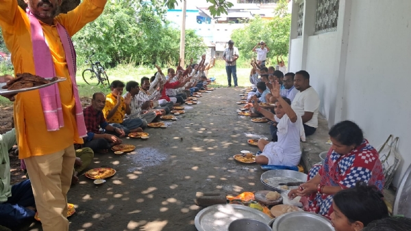 ଶତାଧିକ ଭକ୍ତଙ୍କ ସାମୁହିକ ନବାନ୍ନ ଗ୍ରହଣ୧
