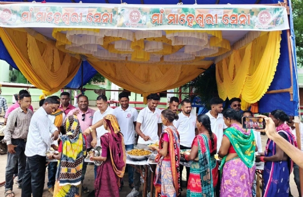 ନୂଆଁଖାଇ ଉପଲକ୍ଷେ ମାଁ ମାହେଶ୍ୱରୀ ସେବା ପକ୍ଷରୁ ଖାଦ୍ୟ ବଣ୍ଟନ