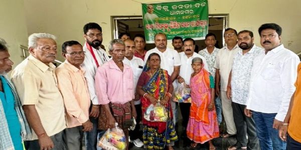 ଧାମନଗର ବିଜୁ ଜନତା ଦଳ ପକ୍ଷରୁ ବନ୍ୟା ବିପନ୍ନଙ୍କୁ ରିଲିଫ ବଂଟନ