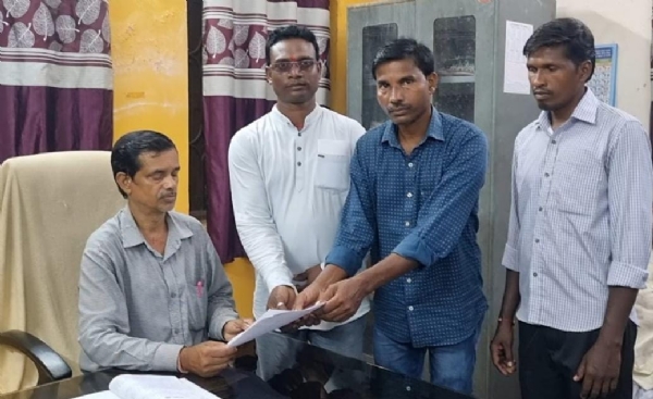 ଦଣ୍ଡମୁକ୍ତ ଅଞ୍ଚଳରେ ଛାତ୍ରଙ୍କୁ  ମାଡ ମାରିବା ଘଟଣା : ଅଭିଯୁକ୍ତ ଶିକ୍ଷକଙ୍କୁ ବଦଳି ଦାବି କଲା ବିଦ୍ୟାଳୟ ପରିଚାଳନା କମିଟି