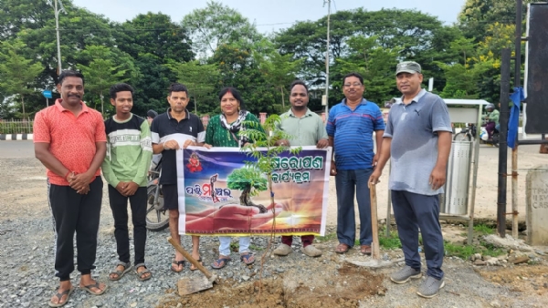 ପଦ୍ମଶ୍ରୀ ବିନୋଦ ପଶାୟତ ଏବଂ ବିପିନ ଆଚାର୍ଯ୍ୟଙ୍କ ସ୍ମୃତିରେ ବୃକ୍ଷରୋପଣ