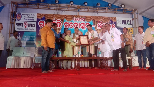 ବୟୋଜ୍ୟେଷ୍ଠଙ୍କ  ଦର୍ଶନ ପାଇଁ ସ୍ବତନ୍ତ୍ର ବ୍ଯବସ୍ଥା ହେବ -ଡକ୍ଟର ସମ୍ବିତ ପାତ୍ର   ପୁରୀ,୩୧/୮- ବଡଦାଣ୍ଡ ମାର୍କେଟ ଛକ ସ୍ଥିତ ନୀଳଗିରି ଚାର ଗଣେଶ ପୂଜାର ୨୫ ବର୍ଷ ପୂର୍ତ୍ତି  ଉପଲେକ୍ଷ  ମୁଖ୍ଯ ଅତିଥି ଭାବେ ଯୋଗଦେଇ ପୁରୀ ଲୋକସଭା ସାଂସଦ ଡ. ସମ୍ବିତ ପାତ୍ର ଯୋଗଦେଇ କହିଲେ ବୟୋଜ୍ଯେଷ୍ଠ ମାନେ ଶ୍ରୀମନ୍ଦିରରେ ପ୍ରବେଶ ଓ ଦର୍ଶନ ପାଇଁ ସ୍ବତନ୍ତ୍ର ବ୍ଯବସ୍ଥା କରାଯିବ ବୋଲି ମତବ୍ୟକ୍ତ କରିଥିଲେ  । ଚେତନାରେ ଭାରତବର୍ଷ ମହିମାମୟ ହେଉ ବୋଲି କହିଛନ୍ତି ସାଂସଦ ଡକ୍ଟର ସମ୍ବିତ ପାତ୍ର । ଗଣେଶ ପୂଜାର ଚତୁର୍ଥ ଦିନ ଆୟୋଜିତ ଉତ୍ସବରେ ନିତ୍ୟ ପ୍ରସାଦ ପଟ୍ଟନାୟ ସଭାପତିତ୍ବ କରିଥିଲେ  ।  ସଂପାଦକ ନିମାଇଁ ଚରଣ ମହାନ୍ତି  କାର୍ଯ୍ୟକ୍ରମ ସଭା ପରିଚାଳନା କରିଥିଲେ  । ସମ୍ମାନିତ ଅତିଥି ଭାବେ ପୁରୀ ବିଧାୟକ ସୁନୀଲ ମହାନ୍ତି  ଯୋଗଦେଇ କହିଲେ  ଶ୍ରୀମନ୍ଦିର ବିକାଶ, ଜଗନ୍ନାଥ ସଂସ୍କୃତିର ପ୍ରଚାର,  ଧାର୍ମିକ ପୀଠର ବିକାଶ ପାଇଁ ସେ ଉଦ୍ୟମ ଜାରି ରଖିଛନ୍ତି। ଅନ୍ୟତମ ଅତିଥି ଭାବେ ଶ୍ରୀମନ୍ଦିରର ବିଶିଷ୍ଟ ଦଇତାପତି ନବକିଶୋର ପତି ମହାପାତ୍ର, ଶ୍ରୀମନ୍ଦିର ପରିଚାଳନା କମିଟି ସଦସ୍ୟ ମଧୁସୂଦନ ସିଂହାରୀ, ଜିଲ୍ଲା ସଂସ୍କୃତି ଅଧିକାରୀ ହେମନ୍ତ କୁମାର ବେହେରା, ଜିଲ୍ଲା ସ୍ବାସ୍ଥ୍ୟ ଅଧିକାରୀ ଅଶୋକ ମିଶ୍ର, ବରିଷ୍ଠ ସେବାୟତ ତଳୁଛ ନୀଳକଣ୍ଠ ମହାପାତ୍ର, ଜୀତେନ୍ଦ୍ର ମହାପାତ୍ର,ରବି ନାରାୟଣ ଦାସ ଓ ବଳଭଦ୍ର ମହାନ୍ତି ଯୋଗ ଦେଇଥିଲେ। ଓଡ଼ିଶା ସଂଗୀତ ନାଟକ ଏକାଡେ଼ମୀ ସଦସ୍ୟ ଡକ୍ଟର ବଦ୍ରି ମିଶ୍ରଙ୍କ ସଂଯୋଜନାରେ ଅନୁଷ୍ଠିତ ଏହି କାର୍ଯ୍ୟକ୍ରମରେ କେଶବ ପରିଜା, ଚିତ୍ତରଞ୍ଜନ ଦାସ, ହରିବନ୍ଧୁ ପଣ୍ଡା, ପୂର୍ଣ୍ଣଚନ୍ଦ୍ର ପାଣି, କ୍ଷେତ୍ରମୋହନ ସାହୁ, ମହମ୍ମଦ ଉଜିରୱଲା ଓ ଚିତ୍ତରଂଜନ ମହାପାତ୍ର ପରିଚାଳନା ରେ ସହଯୋଗ କରିଥିବା ବେଳେ ପୁରୀ ଡ୍ୟାନ୍ସ ଏକାଡେମୀ ପକ୍ଷରୁ ସାଂସ୍କୃତିକ କାର୍ଯ୍ୟକ୍ରମକୁ ସଞ୍ଚାଳନ କରିଥିଲେ ଭରତ ନାୟକ ।