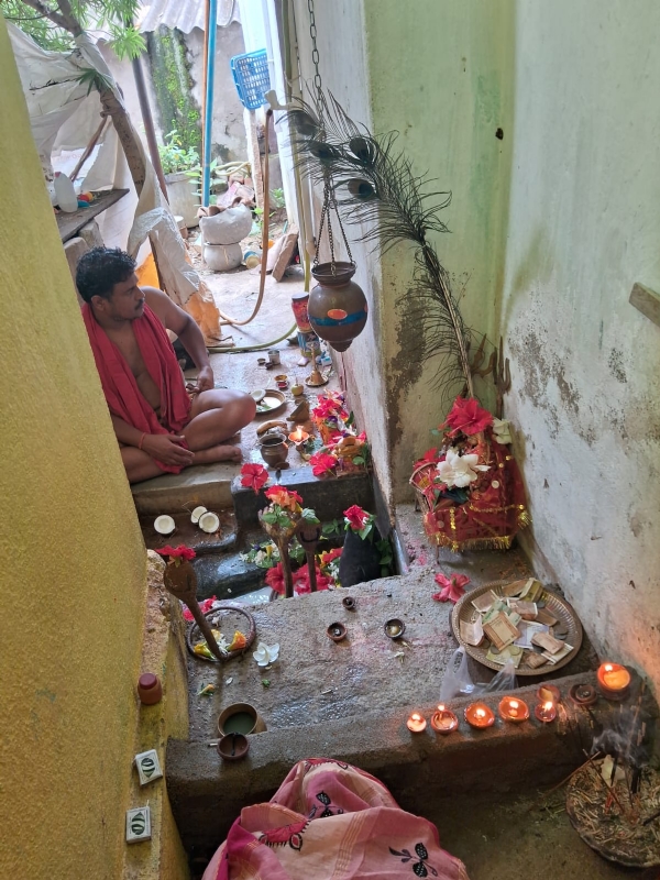 ବଲାଙ୍ଗିର ବରପାଲି ପଡ଼ା ରେ ଫାଟିଲା ସିମେଣ୍ଟ ଚଟାଣ ବାହାରିଲେ ମହାଦେବ ଲିଙ୍ଗ