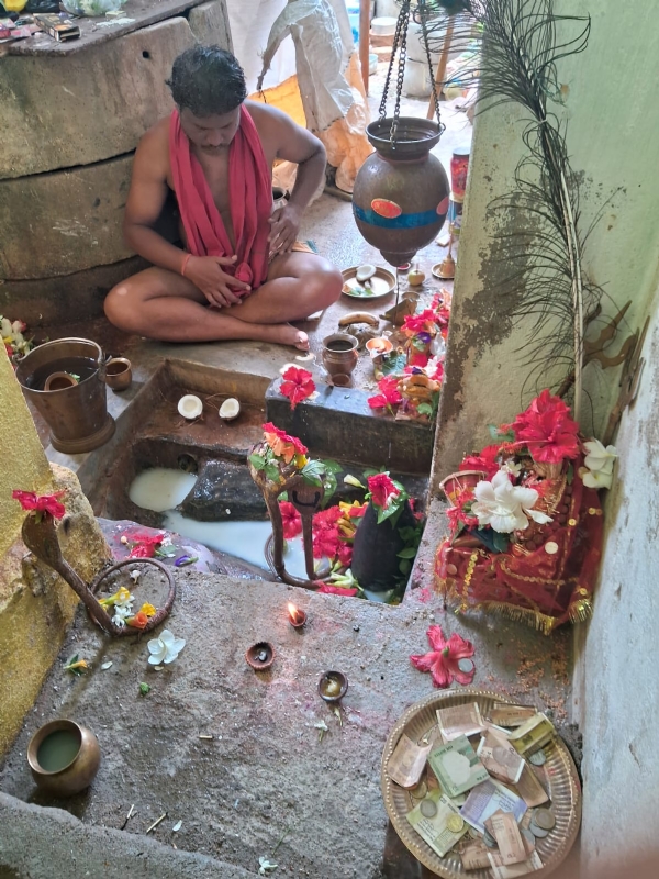 ବଲାଙ୍ଗିର ବରପାଲି ପଡ଼ା ରେ ଫାଟିଲା ସିମେଣ୍ଟ ଚଟାଣ ବାହାରିଲେ ମହାଦେବ ଲିଙ୍ଗ