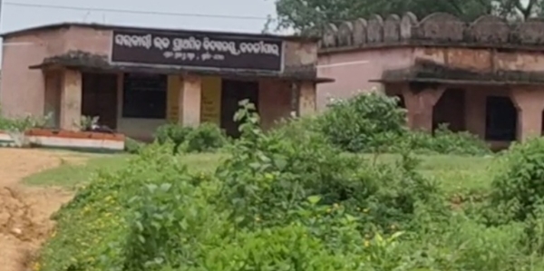 ଶିକ୍ଷକ ପଦବୀ ପୂରଣ ଦାବିରେ ରାଜରାସ୍ତାକୁ ଓହ୍ଲାଇଲେ ଛାତ୍ରଛାତ୍ରୀ