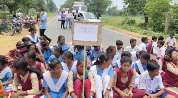 ଶିକ୍ଷକ ପଦବୀ ପୂରଣ ଦାବିରେ ରାଜରାସ୍ତାକୁ ଓହ୍ଲାଇଲେ ଛାତ୍ରଛାତ୍ରୀ