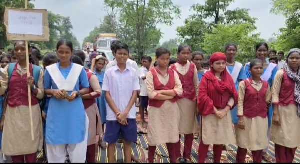 ଶିକ୍ଷକ ପଦବୀ ପୂରଣ ଦାବିରେ ରାଜରାସ୍ତାକୁ ଓହ୍ଲାଇଲେ ଛାତ୍ରଛାତ୍ରୀ