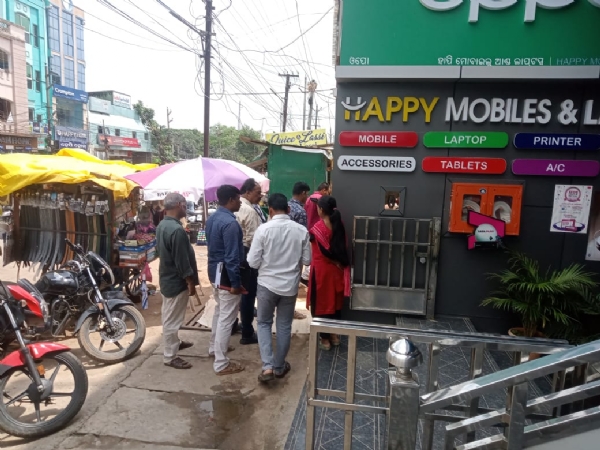 ସପିିଂ ମଲ୍ ଉପରେ ପୌର ପାଳିକାର ଚଢାଉ