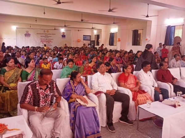 ସୁବର୍ଣ୍ଣପୁର ଠାରେ ମୁଖ୍ୟ ମନ୍ତ୍ରୀଙ୍କ ଦ୍ୱାରା ଅଭାସି ଜରିଆରେ ସୁଭଦ୍ରା ଯୋଜନାର ତୃତୀୟ କିସ୍ତି ଟଙ୍କା ବିତରଣ