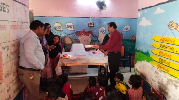 ଉତ୍କଳ ବାଳାଶ୍ରମ, ସୋନପୁର ଠାରେ ଅନ୍ତେବାସୀଙ୍କ ସହିତ ଜିଲ୍ଲପାଳ, ସୁବର୍ଣ୍ଣପୁର ଡ. ନୃପରାଜ ସାହୁ ଙ୍କ ଦ୍ଵାରା ପରିବାର ସହିତ ରାକ୍ଷୀ ପୂର୍ଣିମା ପାଳନ କରିବା ସହିତ ରକ୍ଷା ବନ୍ଧନ ଉତ୍ସବ ପାଳିତ ।
