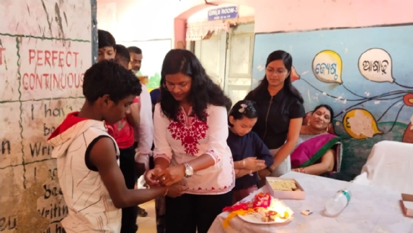 ଉତ୍କଳ ବାଳାଶ୍ରମ, ସୋନପୁର ଠାରେ ଅନ୍ତେବାସୀଙ୍କ ସହିତ ଜିଲ୍ଲପାଳ, ସୁବର୍ଣ୍ଣପୁର ଡ. ନୃପରାଜ ସାହୁ ଙ୍କ ଦ୍ଵାରା ପରିବାର ସହିତ ରାକ୍ଷୀ ପୂର୍ଣିମା ପାଳନ କରିବା ସହିତ ରକ୍ଷା ବନ୍ଧନ ଉତ୍ସବ ପାଳିତ ।