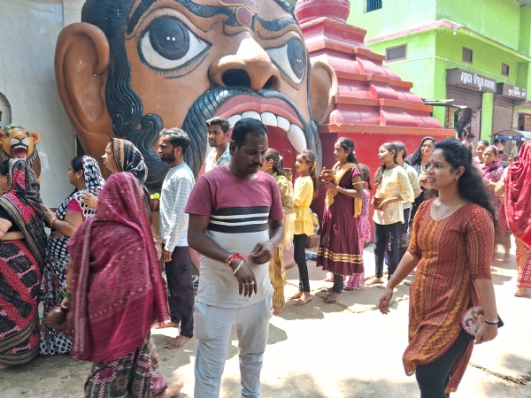ସାଗର ପଡ଼ା ବାଲୁଙ୍କେଶ୍ୱର ବାବା ଙ୍କ ଠାରେ ଶ୍ରାବଣ ପୂର୍ଣ୍ଣମୀ ରେ ଗଙ୍ଗା ଜଳସେଇ