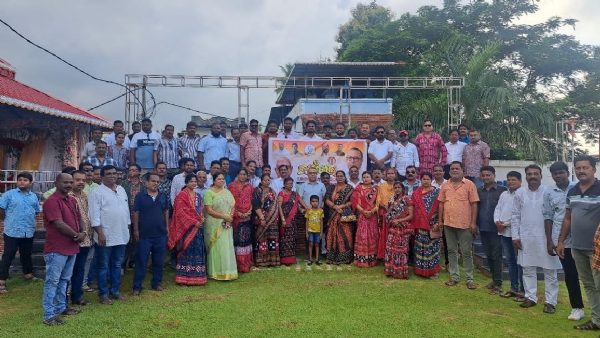 ନଗର କଂଗ୍ରେସ ର ନୂଆଁଖାଇ ଭେଟଘାଟ ଯୋଗ ଦେଲେ ସମରେନ୍ଦ୍ର ଏକତା ଓ ଭାଇଚାର ର ସନ୍ଦେଶ ଦେଉଛି ନୂଆଁଖାଇ - ସମରେନ୍ଦ୍ର ବଲାଙ୍ଗିର-୦୧/୦୯- ଆମ ଅଂଚଳର ଐତିହ୍ୟ, ପରଂପରା, ଏକତା ଓ ଭାଇଚାରାର ପର୍ବ ନୂଆଁଖାଇ ଉପଲକ୍ଷେ ସମସ୍ତଙ୍କୁ ନୂଆଁଖାଇ ଜୁହାର । ଏହି ପର୍ବ ଆମକୁ ଏକତା ସୁତ୍ରରେ ବାନ୍ଧିିଥାଏ । ଯେ ଯେଉଁଠି ଥିଲେ ଆମେ ଆମର ମାଁ ମାଟିକୁ ଫେରିଆସୁ ଏହି ପର୍ବ ପାଳନ କରିବା ପାଇଁ । ଏହି ଉପଲକ୍ଷେ ଆମେ ନିଷ୍ପତ୍ତି ନେବା ଦରକାର ଯେ ଦଳ ମତ ଜାତି, ବର୍ଣ୍ଣ ଏ ସବୁରୁ ଉର୍ଦ୍ଧ୍ୱରେ ରହି ଆମେ ଯେଉଁ ପରିସ୍ଥିତିରେ ଥିଲେ ବି ସମସ୍ତେ ସମସ୍ତଙ୍କ କାମରେ ଆସିବା ଦରକାର । ସମାଜର ପ୍ରତ୍ୟେକ ବର୍ଗ ଲୋକଙ୍କ ପାଇଁ ଆମେ ଉପଲବ୍ଧ ହେବା ଦରକାର । କେହି ବି ସୁଖରେ ଥାଉ କି ଦୁଃଖରେ ଥାଉ ତାର ସହ ତା ପାଖକୁ ପହଂଚି ତାର ସୁଖ ଦୁଃଖରେ ଭାଗି ହୋଇପାରିଲେ ହିଁ ଆମର ଏହି ଭେଟଘାଟ କାର୍ଯ୍ୟକ୍ରମ ସଫଳ ହେବ ଓ ଏହା ଦ୍ୱାରା ଏକତା ଓ ଭାଇଚାରାର ସନ୍ଦେଶ ସମାଜର ସବୁ ସ୍ତରକୁ ପହଂଚିବ ବୋଲି ସ୍ଥାନୀୟ ଏକ ହୋଟେଲ ରେ ନଗର କଂଗ୍ରେସ ତରଫରୁ ଆୟୋଜିତ ନୂଆଁଖାଇ ଭେଟଘାଟ କାର୍ଯ୍ୟକ୍ରମରେ ଯୋଗ ଦେଇ ସମରେନ୍ଦ୍ର ମିଶ୍ର କଂଗ୍ରେସ କର୍ମକର୍ତ୍ତା, ଶୁଭେଚ୍ଛୁ ଓ ସାଧାରଣ ଲୋକଙ୍କୁ ବାର୍ତ୍ତା ଦେଇଛନ୍ତି । ସେ ଆହୁରି ମଧ୍ୟ କହିଛନ୍ତି ଯେ ଏହା ରାଜନୈତିକ ସମାବେଶ ନୁହେଁ । ଆମେ ଏକାଠି ହୋଇଛୁଁ ଆମ ଭିତରେ ଥିବା ଏକତା ଭାଇଚାରା କୁ ଆହୁରି ବ୍ୟାପକ କରିବା ପାଇଁ । ଆମର ବ୍ୟକ୍ତିଗତ ହେଉ କି ସାମୁହିକ ଉଦ୍ୟମ ଯୋଗୁଁ ଯଦି ଅଂଚଳର ଲୋକଙ୍କ କିଛି ଅସୁବିଧା ଦୂର ହୋଇ ପାରିଲା ଲୋକେ ଆମର କାର୍ଯ୍ୟକଳାପ ଦ୍ୱାରା କୌଣସି ପ୍ରକାରେ ଉପକୃତ ହୋଇପାରିଲେ ତେବେ ହିଁ ଆଜିର ନୂଆଁଖାଇ ଭେଟଘାଟ ସଫଳ ହେବ ବୋଲି ମୁଁ ଭାବିବି ।  	ନଗର କଂଗ୍ରେସ ସଭାପତି ବୁଲୁ ଦାନୀ ଙ୍କ ଆବାହକତ୍ୱରେ ଅନୁଷ୍ଠିତ ଏହି କାର୍ଯ୍ୟକ୍ରମରେ ଉପସ୍ଥିତ ଥିବା ବରିଷ୍ଠ କଂଗ୍ରେସ ନେତୃବର୍ଗ ଯଥା ଅଶୋକ ନନ୍ଦ, ଓମ୍ ପ୍ରକାଶ କୁମ୍ଭାର, ମନୀଷ ମିଶ୍ର, ସନ୍ତକ ବହିଦାର, ଉମା ଶଙ୍କର ପଣ୍ଡା, ଅରବିନ୍ଦ ପରୁଆ, ବଜରଂଗ ବନଛୋର, ରାଜେନ୍ଦ୍ର ପାଣି, ଅସୀତ ମିଶ୍ର, ଜୁଲୁ ପଟ୍ଟନାୟକ,ଆରତିପ୍ରୀତି ନାଗ, ଉପେନ ଦୀପ, ଜ୍ୟୋତି ନାଗ, ବ୍ରଜ ସେଠି, ମିରା ମଣ୍ଡଲ, ସବିତା ଶତପଥି, ସାଇନା ବେଗମ, କଳ୍ପନା ସାହୁ, ବବିତା ସାହୁ, ସୁଧା ସିଂଦେଓ, ଅନ୍ନପୁର୍ଣ୍ଣା ସେଠ ପ୍ରମୁଖ ନିଜ ନିଜ ବକ୍ତବ୍ୟରେ ନୂଆଁଖାଇ ର ଶୁଭେଚ୍ଛାବାର୍ତ୍ତା ପ୍ରଦାନ କରିଥିଲେ । ଏହି କାର୍ଯ୍ୟକ୍ରମରେ ସଫଳ କରିବା ପାଇଁ ଅଙ୍କିତ ସାହୁ, ନାସିର ଖାନ, ହିମାଂଶୁ ସାହୁ, ସଂଜୟ ମିଶ୍ର, ଆକବର ଖାନ, ବିକି ପଣ୍ଡା, ଲୋପନ ମିଶ୍ର, ଚିନ୍ମୟ ବେହେରା, କିରନ ସେଠ, ଗୁଣ୍ଡୁ ଦାଶ, କେଲାସ ମିଶ୍ର ପ୍ରମୁଖ ସହଯୋଗ କରିଥିଲେ ।