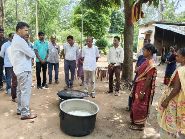 ମଧ୍ୟାହ୍ନ ଭୋଜନର ମାନ ପରଖିଲେ ଜିଲ୍ଲାପାଳ