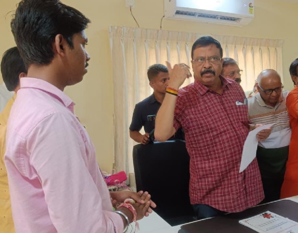 ବଲାଙ୍ଗିର ଏବିଭିପି ତରଫରୁ ରାଜସ୍ବ ମନ୍ତ୍ରୀ ସୁରେଶ ପୂଜାରୀଙ୍କୁ ଦାବି ପତ୍ର   ,ବଲାଙ୍ଗିର ସରକାରୀ ମହାବିଦ୍ୟାଳୟ ର ଜବରଦଖଲ ଉଚ୍ଛେଦ କରିବା ସହିତ ପାଖରେ ଥିବା ସରକାରୀ ଯମି କୁ କଲେଜ ନାମରେ କରିବା ପାଇଁ ଦାବିପତ୍ର
